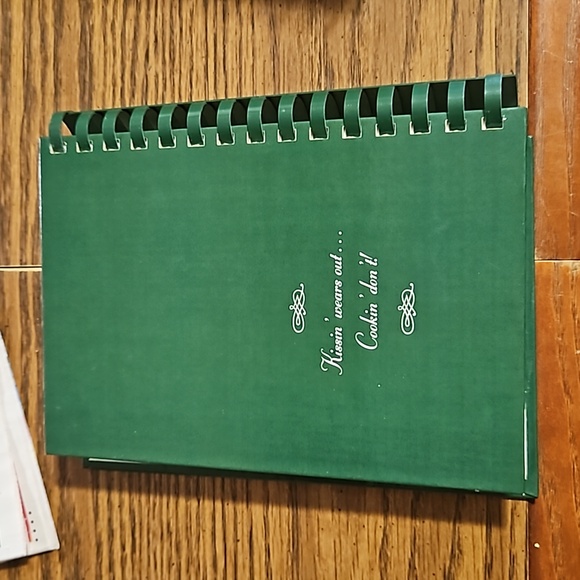 SOUTHERN SECRETS Recipes Cookbook compiled by Elsie Lee Briggs-2004-EC - Picture 4 of 5